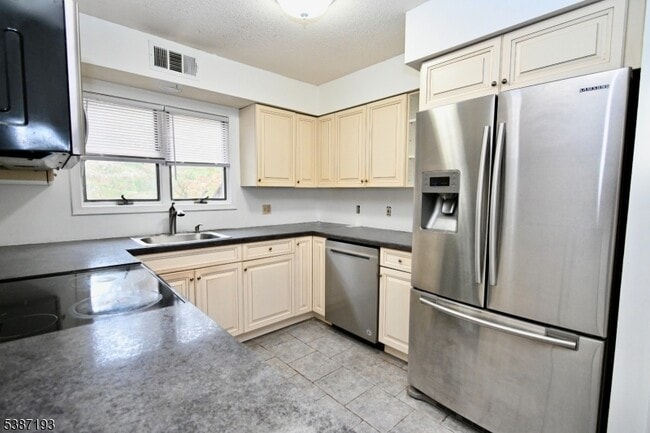 32 Pine Hollow Ct in Jefferson, NJ - Building Photo - Building Photo