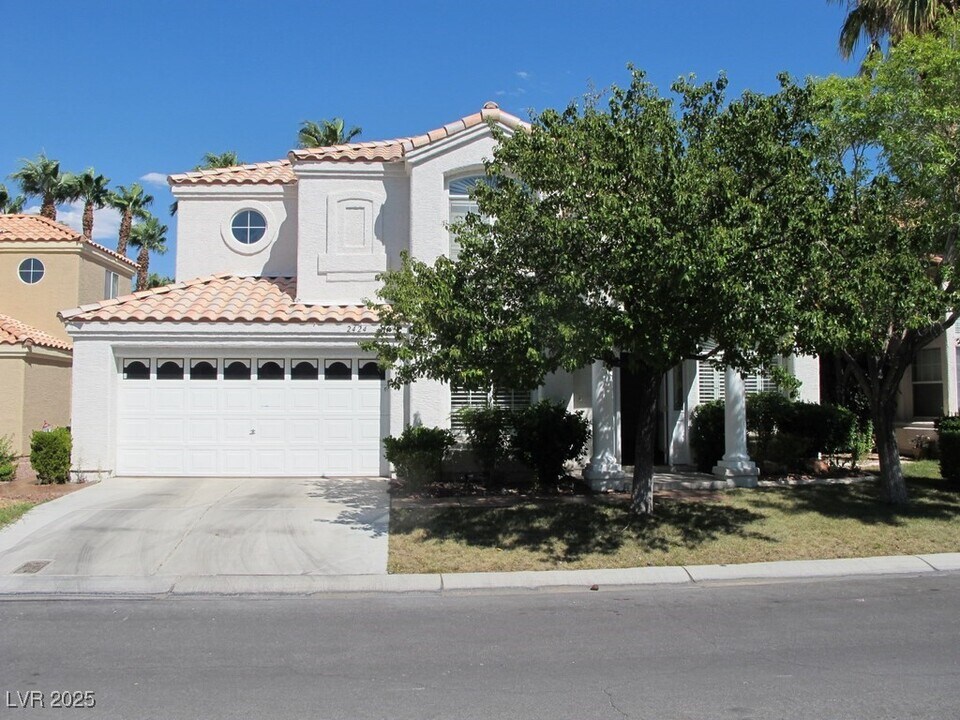 2424 Shady Vista Dr in Las Vegas, NV - Building Photo