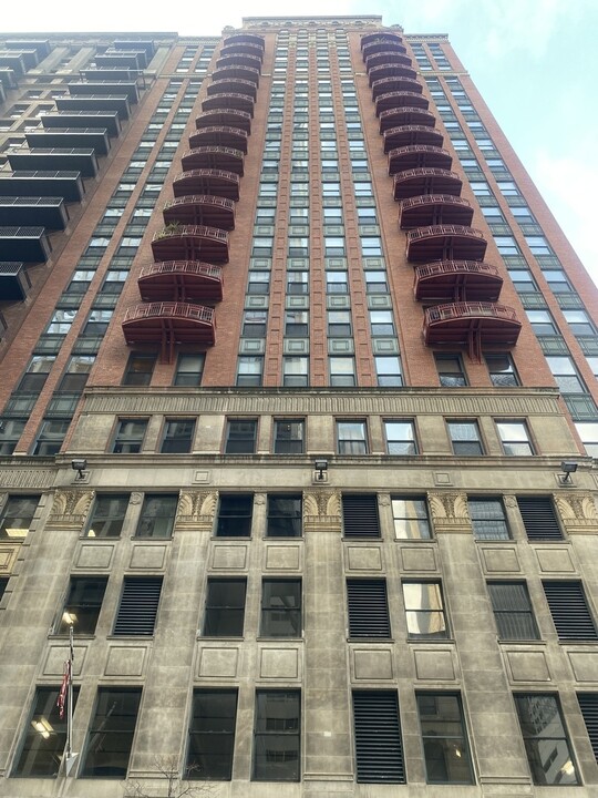 208 W Washington St in Chicago, IL - Building Photo