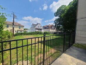 73 Green Hill Pkwy in Worcester, MA - Foto de edificio - Building Photo