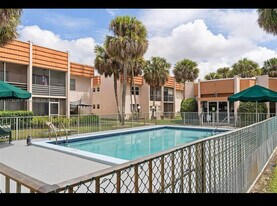7610 Stirling Rd, Unit E203 in Hollywood, FL - Building Photo