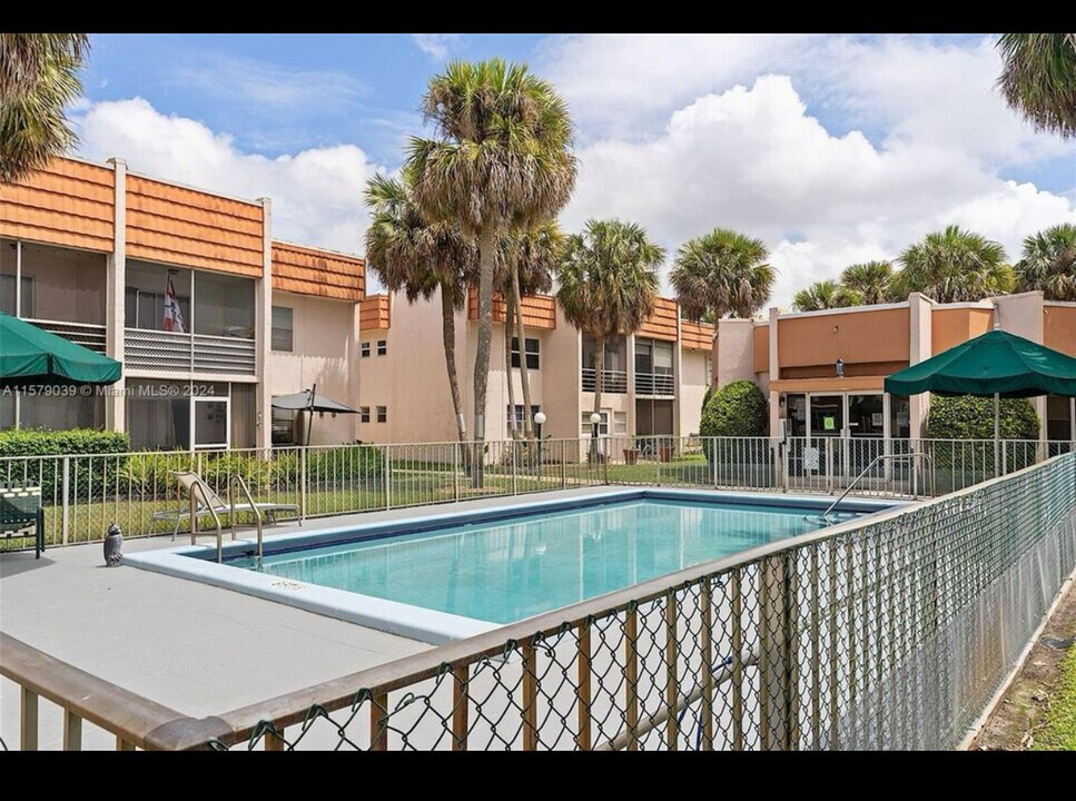 7610 Stirling Rd, Unit E203 in Hollywood, FL - Building Photo