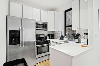 115 Greenpoint Ave in Brooklyn, NY - Building Photo - Building Photo