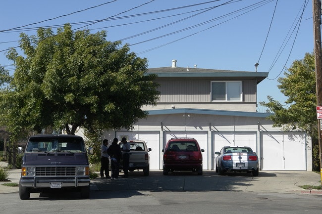Harris Court in Hayward, CA - Foto de edificio - Building Photo