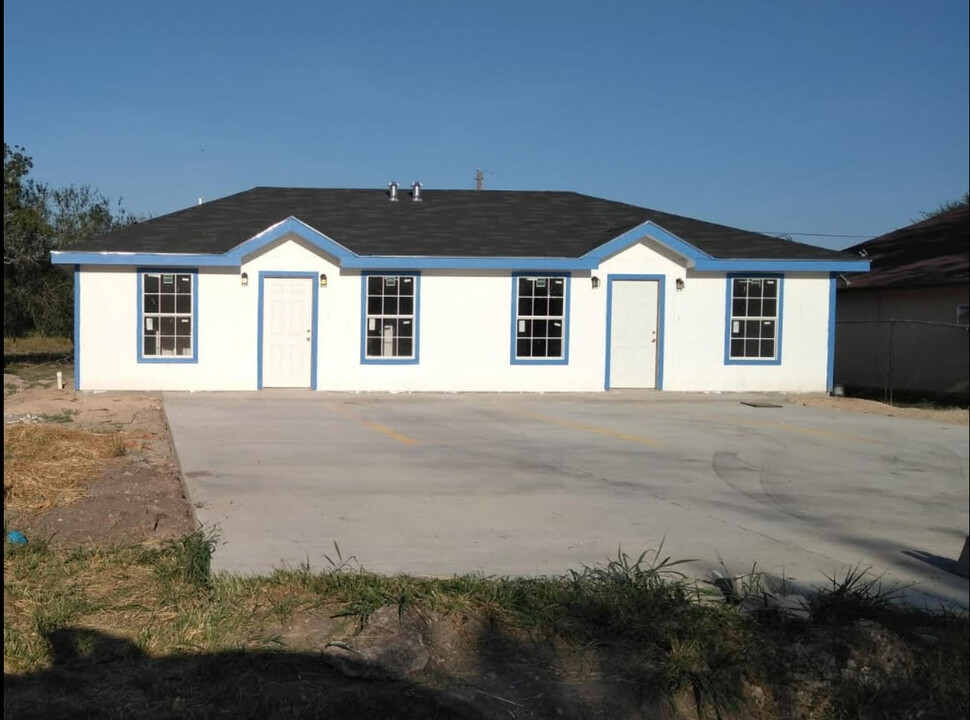 6000 Ceniza Dr in Weslaco, TX - Building Photo