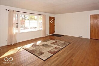 210 W Sycamore St in Zionsville, IN - Foto de edificio - Building Photo