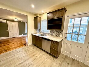 37 Gordon St, Unit 1 in Waltham, MA - Foto de edificio - Building Photo