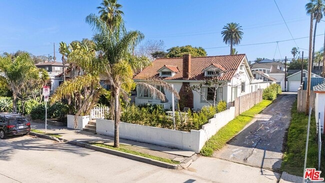 property at 818 Palms Blvd