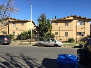 7336-7340 Milwood Ave, Canoga Park in Canoga Park, CA - Foto de edificio - Building Photo