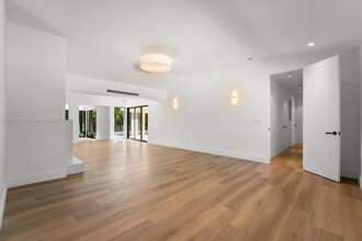 325 Gulf Rd in Key Biscayne, FL - Foto de edificio - Building Photo