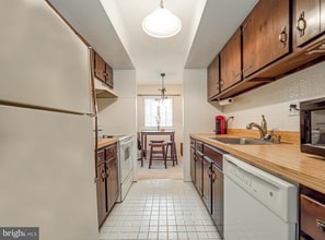 1906 Valley Dr, Unit 1979 in West Chester, PA - Foto de edificio - Building Photo