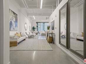 1130 Flower St in Los Angeles, CA - Foto de edificio - Building Photo