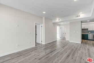 1111 N Kenmore Ave in Los Angeles, CA - Building Photo - Building Photo