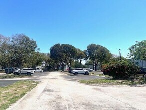 9450 Live Oak Pl, Unit 108 in Davie, FL - Building Photo - Building Photo