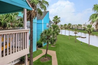 Residence at West Beach in Galveston, TX - Foto de edificio - Building Photo