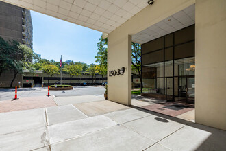 Village Mall at Hillcrest in Flushing, NY - Foto de edificio - Building Photo