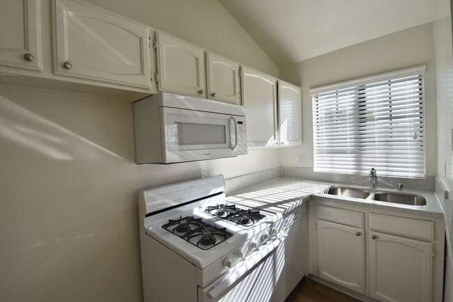 5744 Colfax Ave in Los Angeles, CA - Building Photo - Building Photo