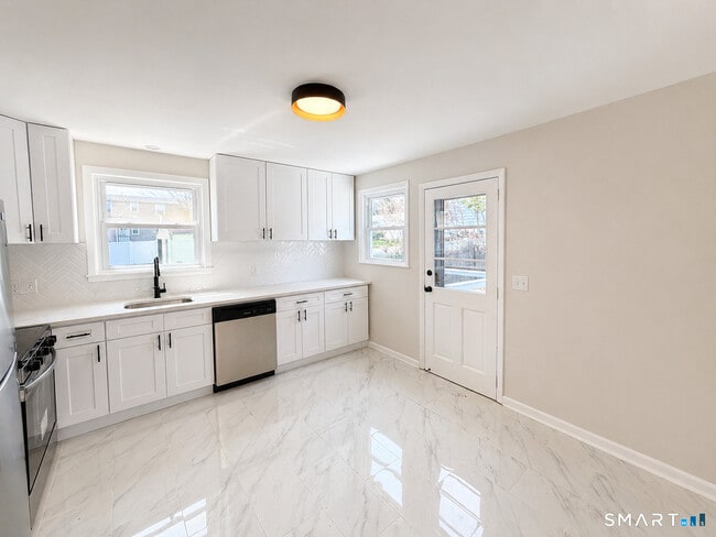 405 Wilcoxson Ave in Stratford, CT - Building Photo - Building Photo