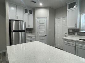 1615 Playa Dr, Unit 4 in Weslaco, TX - Building Photo