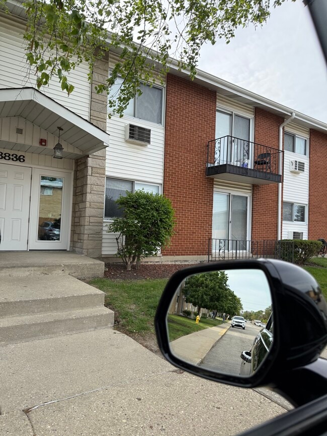 8836 N Western Ave, Unit Malik hussain in Des Plaines, IL - Foto de edificio - Building Photo