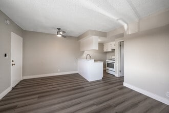 South Pointe in Covina, CA - Foto de edificio - Interior Photo