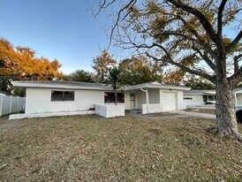 471 Keene Park Dr E in Largo, FL - Building Photo