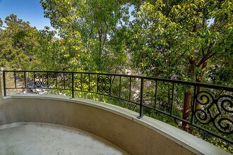 1221 N Kings Rd, Unit 302 in West Hollywood, CA - Building Photo - Building Photo