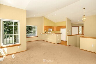 18641 NE 55th Way in Redmond, WA - Building Photo - Building Photo