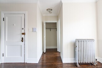 1056 W Lill Ave, Unit 2 in Chicago, IL - Building Photo - Building Photo