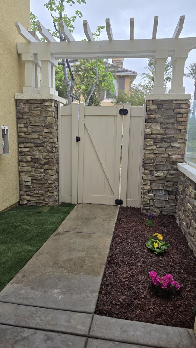 12267 Chantrelle Dr, Unit #2 in Rancho Cucamonga, CA - Foto de edificio - Building Photo