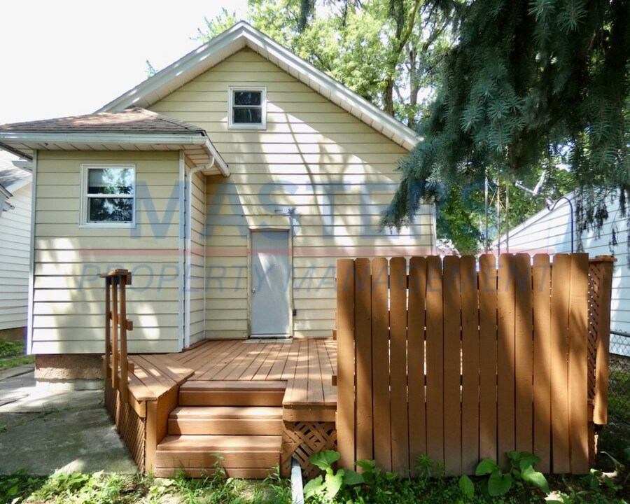 229 Van Buren Ave in Oregon, OH - Foto de edificio