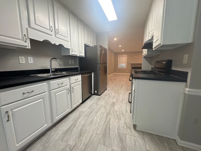 Room in Townhome on Oaks Pkwy SE in Smyrna, GA - Foto de edificio - Building Photo