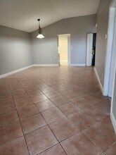 10521 SW 207th St in Cutler Bay, FL - Foto de edificio - Building Photo