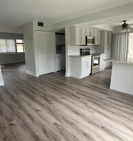 242 Wimbledon Lakes Dr in Plantation, FL - Building Photo