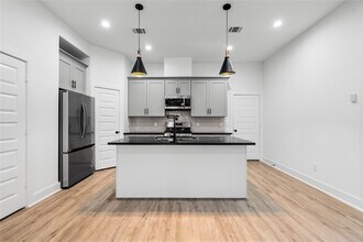 2213 Lee St in Houston, TX - Building Photo - Building Photo