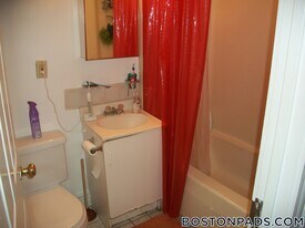 833 Beacon St, Unit B in Boston, MA - Building Photo