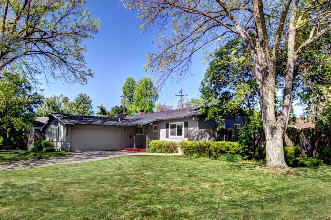 8667 Cliffwood Way in Sacramento, CA - Building Photo