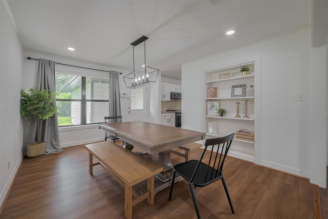 8057 Ridgeview Dr in Houston, TX - Building Photo