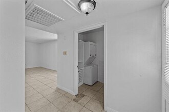 1815 E Grauwyler Rd in Irving, TX - Foto de edificio - Building Photo