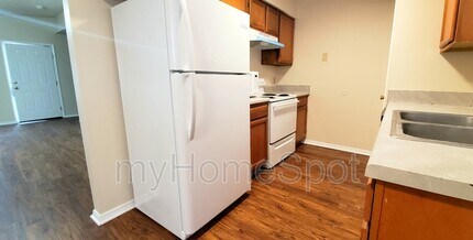 425 Pine Crescent Way in Pensacola, FL - Building Photo - Building Photo