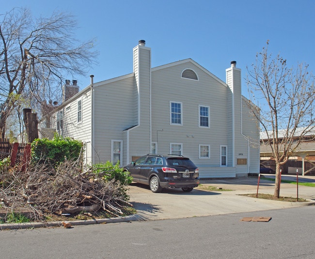 2436 E 10th St in Tulsa, OK - Foto de edificio - Building Photo