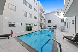 8430 De Longpre in West Hollywood, CA - Foto de edificio - Building Photo