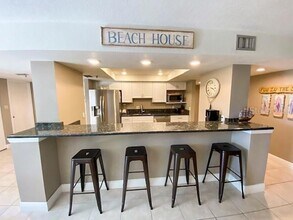 5611 Gulf of Mexico Dr, Unit 5 in Longboat Key, FL - Building Photo - Building Photo