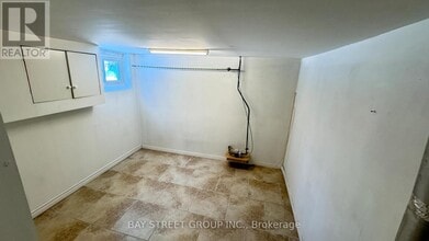 2048 Edinburgh Dr in Burlington, ON - Building Photo - Building Photo