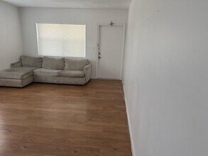 2420 Johnson St, Unit 301 in Hollywood, FL - Foto de edificio - Building Photo
