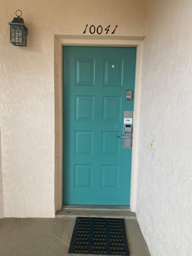 10041 Perfect Dr in Port St. Lucie, FL - Foto de edificio - Building Photo