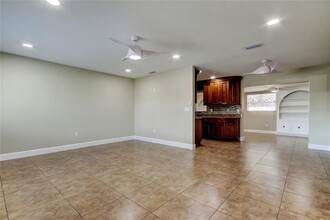 5806 Cresthill Dr in Tampa, FL - Building Photo - Building Photo