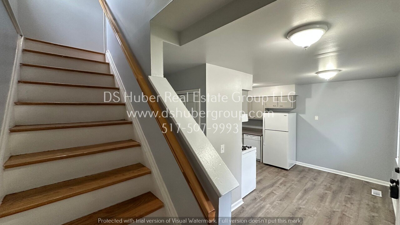 827 Vincent Ct in Lansing, MI - Building Photo