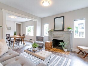 7302 11th Ave NE in Seattle, WA - Foto de edificio - Building Photo