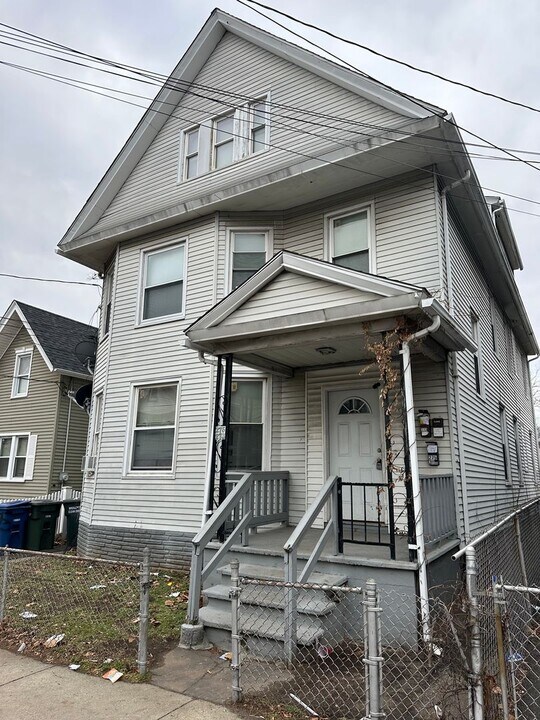 273 Brooks St in Bridgeport, CT - Building Photo